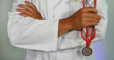 طبيب مزيف يجرى عملية أثناء مشاهدة يوتيوب ويتسبب فى وفاة مريض المرأة والمنوعات يتهم طبيب هندى بالتسبب فى وفاة صبى يبلغ من العمر 15 عاما بعد إجرائه عملية جراحية له أثناء مشاهدته مقاط