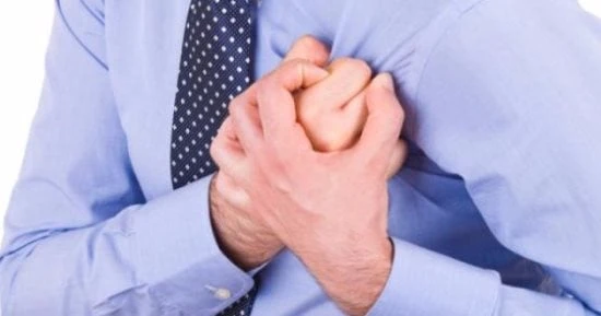 يربط كثير من الناس بين آلام الصدر والنوبة القلبية، ولكن هناك العديد من الأسباب التي تؤدي إلى آلام الصدر، و قد تتمكن من معرفة أن ألم الصدر عضلي إذا لم