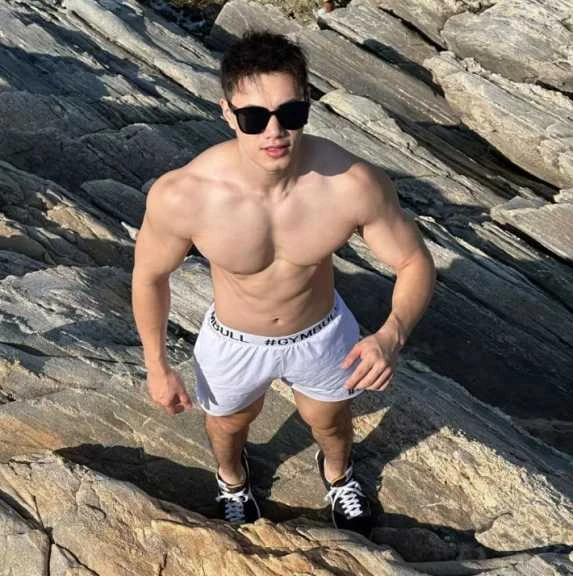 ..شاهد: نهاية مأساوية لمحبوب الصينيات الوسيم أثناء الاستعراض بجسمه..تفاصيل تتابع الان تفاصيل ما ورد عن شاهد: نهاية مأساوية لمحبوب الصينيات الوسيم