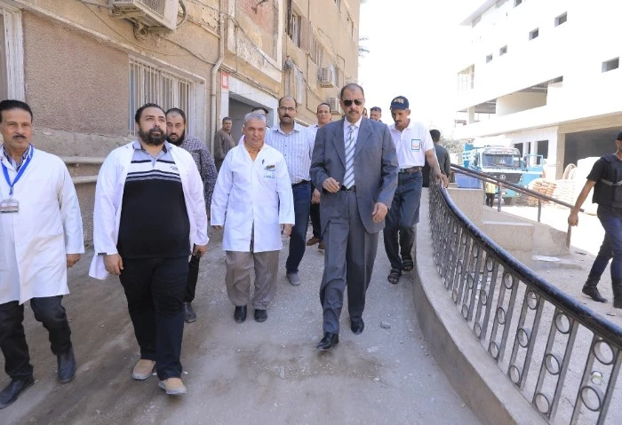 بسبب الإهمال، محافظ سوهاج ينقل رئيسة مجلس مدينة طما ويقيل نوابها قام اللواء دكتور عبد الفتاح سراج محافظ سوهاج، بجولة ميدانية مفاجئة بمركز ومدينة طما، تفقد خلالها سير العمل بمستشفى