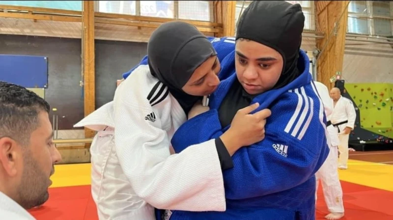 مريم الظنحاني أول خليجية في منافسات الجودو البارالمبية باريس 2024 تواصل مريم الظنحاني، لاعبة منتخب الإمارات للجودو، كتابة تاريخ جديد في مسيرتها الرياضية، حيث أصبحت أول إماراتية وخل