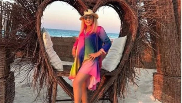 كأنها في العشرينات.. أحدث ظهور لنادية الجندينشرت الفنانة نادية الجندي صورة جديدة لها في الساحل الشمالي، ظهرت فيها مرتدية كاش مايوه ملونا، ونسقت عليه