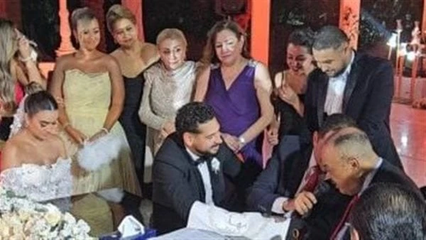 اللقطات الأولي من حفل زفاف ابن شقيق إلهام شاهين احتفل مدير التصوير محمود شاهين ابن شقيق الفنانة إلهام شاهين بحفل زفافه منذ قليل .وأقيم حفل زفاف محمود