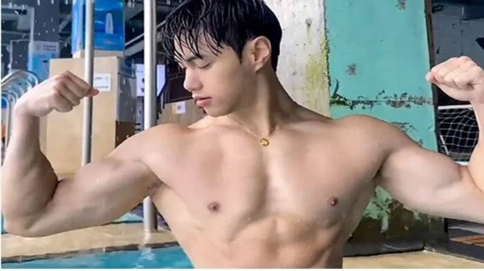 حرق جثة محبوب الصينيات.. أشهر مدون لياقة بدنية في الصين منوعات الاسبوع لقي لاعب كمال أجسام صيني شهير مصرعه غرقا أثناء تصويره فيديو بمنطقة سياحية. وافتتح مدون اللياقة البدنية الشهير