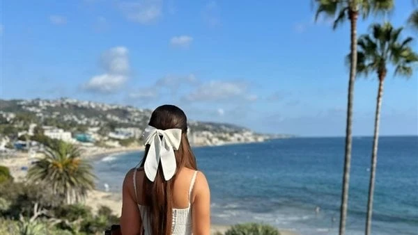 هدى الإتربي تثير الجدل على الشاطئ بفستان السندريلا.. صورأثارت هدى الإتربي اهتمام المتابعين بإطلالتها المميزة خلال إجازتها في كاليفورنيا، حيث ظهرت