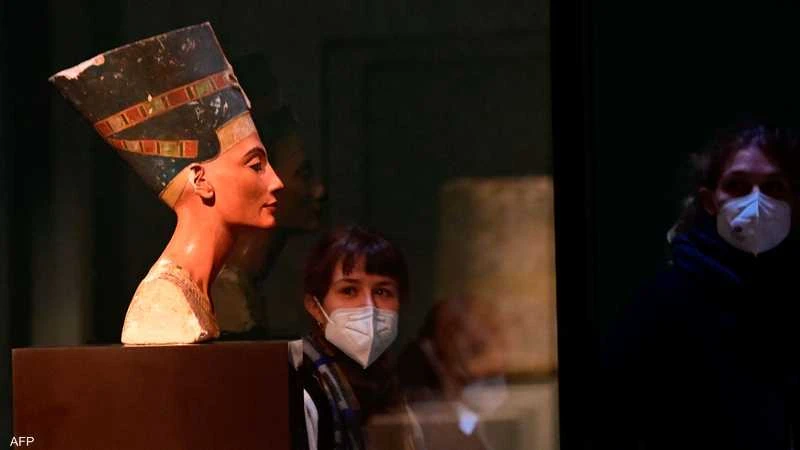 مطالب مصرية بإعادة رأس نفرتيتي من برلين أخبار منوعة وطرائف طالب وزير الآثار الأسبق في مصر زاهي حواس، الأحد، بإعادة رأس الملكة الفرعونية نفرتيتي إلى بلاده من متحف برلين الجديد، وأنش