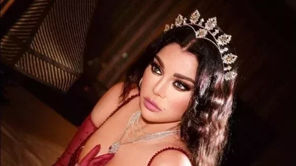 هيفاء وهبي تثير الجدل بجمبسوت مكشوف في الساحل شاهدحرصت الفنانة اللبنانية هيفاء وهبي على مشاركة متابعيها عبر حسابها الرسمي على موقع تبادل الصور و