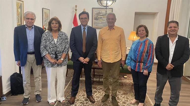 وزير الثقافة يلتقي اللجنة العليا لمهرجان الأقصر للسينما الأفريقية في دورته الرابعة عشرة تعرف على التالي وزير الثقافة يلتقي اللجنة العليا لمهرجان