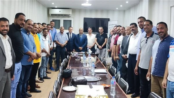نقيب العاملين بالبترول يلتقي أعضاء اللجان النقابية بالإسكندريةالتقى عباس صابر، رئيس النقابة العامة للعاملين بالبترول، بعدد من النقابيين العاملين