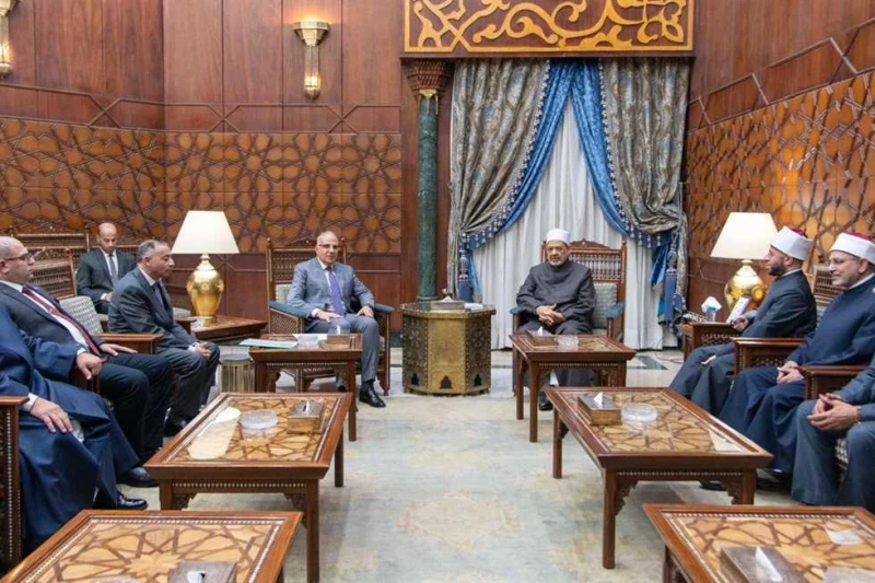 لمناقشة رفع الوعي بترشيد المياه.. شيخ الأزهر يستقبل وزيري الموارد المائية والأوقاف استقبل الإمام الأكبر الدكتور أحمد الطيب، شيخ الأزهر، الدكتور هاني