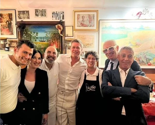 جورج كلوني وبراد بيت نادلان في مطعم بانوراما عمون - عاش نجما هوليوود جورج كلوني وبراد بيت لحظات من السعادة والمرح خلال تواجدهما في مهرجان البندقية السينمائي برفقة زوجتيهما، خلال عر