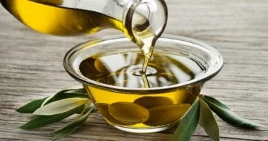 احذر من تناول زيت الزيتون يوميا.. آثار جانبية خطيرة وطرق سهلة للحد منها صحة وطب يحتوي زيت الزيتون على عناصر غذائية صحية تعتني بجسمك، لكن الإفراط في تناوله بشكل يومي قد يؤدى إلى آثا