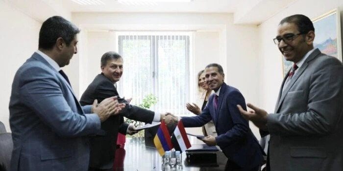 المعهد الدبلوماسي يوقع مذكرة تفاهم مع المدرسة الدبلوماسية في أرمينيا السفير وليد حجاج مساعد وزير الخارجيةوقع السفير وليد حجاج مساعد وزير الخارجية