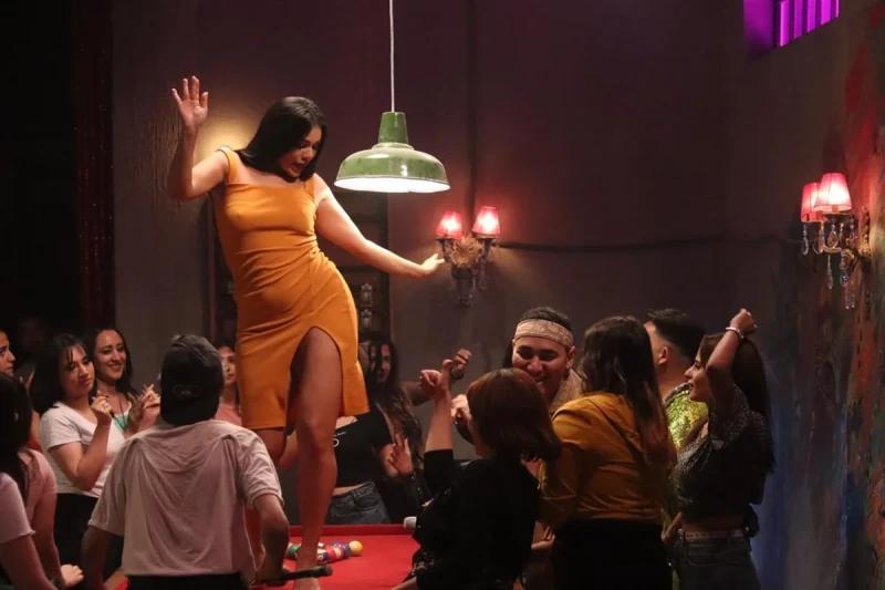 قصة فيلم بنسيون دلال؛ إليك تفاصيل الأحداث قصة فيلم بنسيون دلال، الفيلم الجديد الذي يعتبر أحد أحدث الأفلام المصرية السينمائية. فمنذ إعلان الشركة