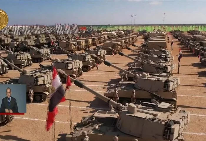 الغاطسة دولفين تظهر في اصطفاف أسلحة الجيش الثاني الميداني (صور) استعرض الجيش الثاني الميداني المعدات وآليات التسليح أثناء فعاليات تفتيش حرب الفرقة السادسة المدرعة بالجيش الثاني الم