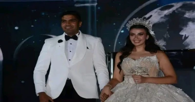 كتبت: صباح رفاعي بكل فرح وسعاده غامره يحتفل الفنان علاء مرسي بزفاف ابنته مريم في احد الفنادق الكبري حيث قام اول امس مرسي فرح رفاف ابنته الجميله مريم وقام مرسي بالرقص مع النجم احمد