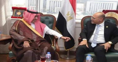 وزير العمل يستقبل السفير السعودي بالقاهرة والوفد المرافق له. كتب طلعت مرسى إلتقى وزير العمل السيد محمد جبران ،اليوم الإثنين ، بمقر الوزارة بالعاصمة
