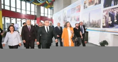 متابعة طلعت مرسى إبراهيم الشربيني يقدم لمسئولى الهابيتات شرحا مفصلا عن مشروعات العاصمة من أعلى نقطة فى قارة أفريقيا بالبرج الأيقونى وكيلة الأمين