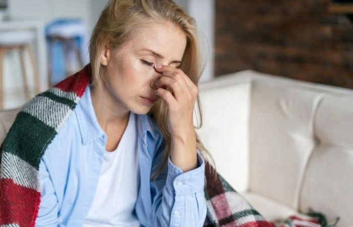 الشقيقة -الصداع النصفي- ليست مجرد صداع فقط، بل إنها اضطراب مرهق في الجهاز العصبي. يتعرض المصابون بالشقيقة لأعراض مثل ألم نابض، عادة في جانب واحد من الرأس، إلى جانب الغثيان والتقيؤ