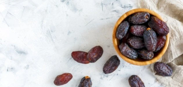 تفسير رؤية اكل التمر في المنام للعزباء جميع الحالات والدلالاتيعد التمر من الأطعمة المباركة التي ذكرت في القرآن الكريم عندما أمر المولى عز وجل السيدة مريم بتناوله خلال المخاض، كما أ