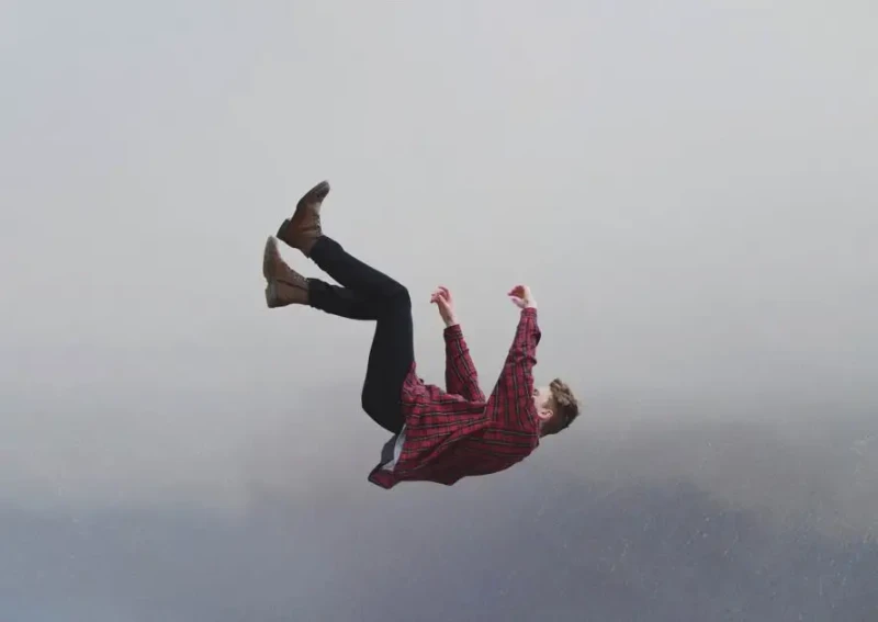 تفسير حلم سقوط الأسنان الأمامية للعزباءحلم سقوط الأسنان الامامية من الاحلام المزعجة الشائعة التي قد يحلم بها معظم الناس، والتي قد تختلف تفسيرها باختلاف حالة الرائي النفسية، وقد يخت