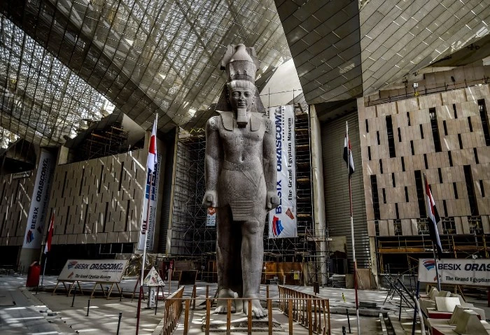 الحكومة تعلن جاهزية قاعات العرض الرئيسية بالمتحف المصري الكبير عقد الدكتور مصطفى مدبولي، رئيس مجلس الوزراء، اليوم، اجتماعا؛ لمتابعة اللمسات النهائية لمشروع المتحف المصري الكبير، وك