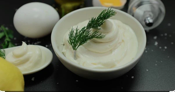 بطريقة سهلة وبسيطة.. طريقة عمل المايونيز في المنزلطريقة عمل المايونيز.. يعد المايونيز من الإضافات المميزة على بعض الأطعمة والذي يعشقه العديد من الأشخاص، وذلك لطعمه اللذيذ وسهولة تح