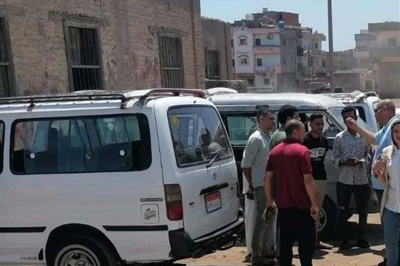 مش بإيدينا وإللي مش عاجبه ينزل.. أفاق عربية ترصد عدم التزام السائقين بالتعريفة مشاداة كلامية تصل إلى نشوب مشاجرات وسط حالة من الغضب بسبب عدم التزام السائقين بالتعريفة الجديدة، مشاه