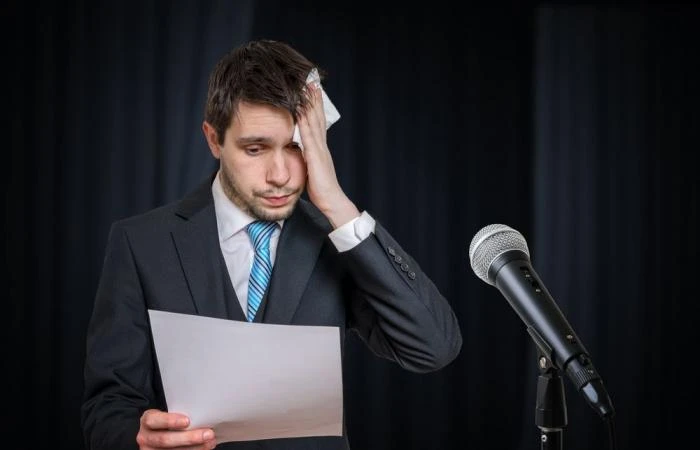 قام العلماء بتحديد نمط الكلام الذي ينذر بالتدهور المعرفي: هل يمكنك مساعدتي في تحديد الشيء الذي لا أذكر اسمه، إنه بجانب الشيء الآخر. سيعاني معظمنا فقد ذاكرة الأسماء أو سنجد صعوبة في