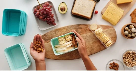 تناول الأطفال الوجبات المدرسية قد يؤثر بشكل كبير على يومهم، فقد يجعله أفضل أو أسوأ، ويشكل تحديا للوالدين من حيث الجهد المبذول في التحضير أو من حيث التكلفة. مع ارتفاع أسعار المواد ا