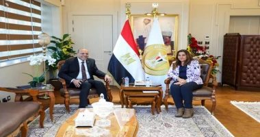 متابعة سيد زعزوع وزيرة التنمية المحلية تبحث مع وزير العمل التعاون في تنفيذ أهداف المبادرة الرئاسية بداية جديدة لبناء الانسان استقبلت الدكتورة منال