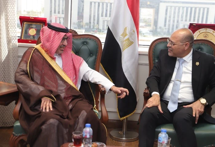 وزير العمل يبحث تعزيز التعاون العربي المشترك مع السفير السعودي بالقاهرة أكد وزير العمل، محمد جبران، عمق العلاقات التاريخية بين مصر والسعودية فيما