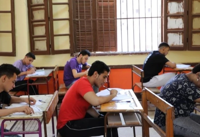 إجراء عاجل من التعلم بشأن غياب طلاب المرحلة الثانوية والشهادة الإعدادية شددت المديريات التعليمية، علي أنه لا تهاون مع المتغيبين عن الدراسة بأي شكل من الأشكال وتحقيق الانضباط بالدرا