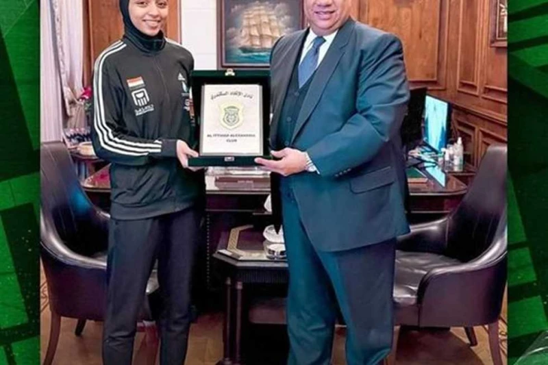 مصيلحى يهنئ آية شحاتة لاعبة الاتحاد السكندرى بإحرازها ذهبية مالابو للتايكوندو (صورة) قدمت لاعبة التايكوندو فى النادى الاتحاد السكندرى، آية محمد، أداء رياضى راق خلال مشاركتها فى بطو