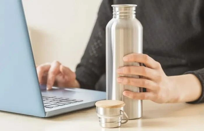 بعيدا عن القهوة التي يفضل الكثيرون تناولها صباحا، فإن عصير البرتقال الطازج يقدم العديد من الفوائد الصحية، مثل تعزيز المناعة وتحسين صحة القلب وتوفير الترطيب وتعزيز الوظائف الإدراكية