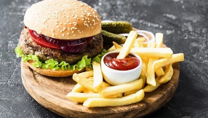 بنصف كيلو لحم مفروم.. إزاي تعملي البرجر في البيتالبرجر.. تبحث الكثير من السيدات عن طريقة عمل البرجر في المنزل، فهو يعد من أكثر الأكلات التي يعشقها الكبار والصغار.طريقة تحضير البرجر