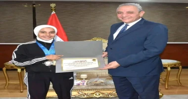 محافظ الغربية يكرم البطلة بسملة أحمد أبو النني الفائزة بذهبية بطولة العالم في الكاراتيه كتبمحمود شتا استقبل اللواء أشرف الجندي محافظ الغربية ،مساء اليوم ، بمكتبه بديوان عام المحافظ