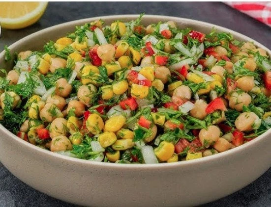 للرياضيين والنباتين.. طريقة عمل سلطة البروتين الخرافيةسلطة البروتين.. تعتبر سلطة البروتين، من الوجبات المعروفة للرياضيين هذه السلطة مليئة بالمواد الغذائية الغنية بالبروتينات والتي 