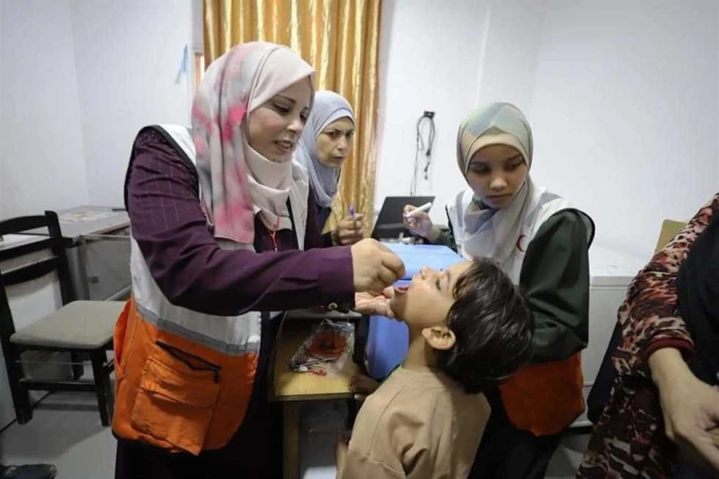 الهلال الأحمر الفلسطيني يشارك في حملة تطعيم شلل الاطفال شاركت جمعية الهلال الأحمر الفلسطيني، في تنفيذ حملة التطعيم الجرعة الثانية ضد مرض شلل الأطفال