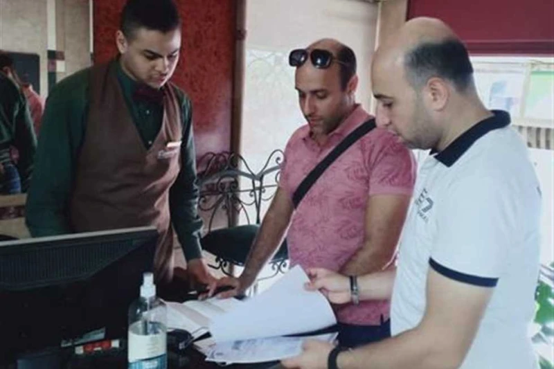 غرف ومفروشات وحمامات متسخة.. سياحة الإسكندرية تستدعي مسؤولي 3 فنادق و18 منشأة مخالفة (صور) أعلن الدكتور محمد عبدالرازق، رئيس الإدارة المركزية للسياحة