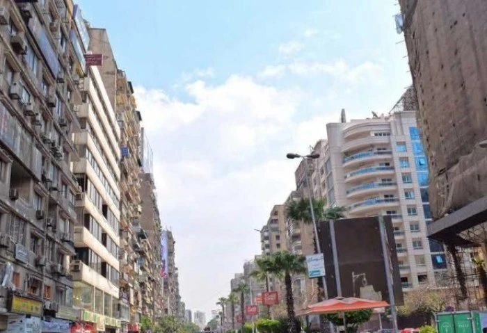 تراجع 50 في أسعار إيجارات الشقق السكنية بعد رحيل آلاف السودانيين شهدت أسواق العقارات والإيجارات في بعض المناطق تحولا ملحوظا مؤخرا، وذلك بعد رحيل آلاف السودانيين من البلاد، حيث أكد 