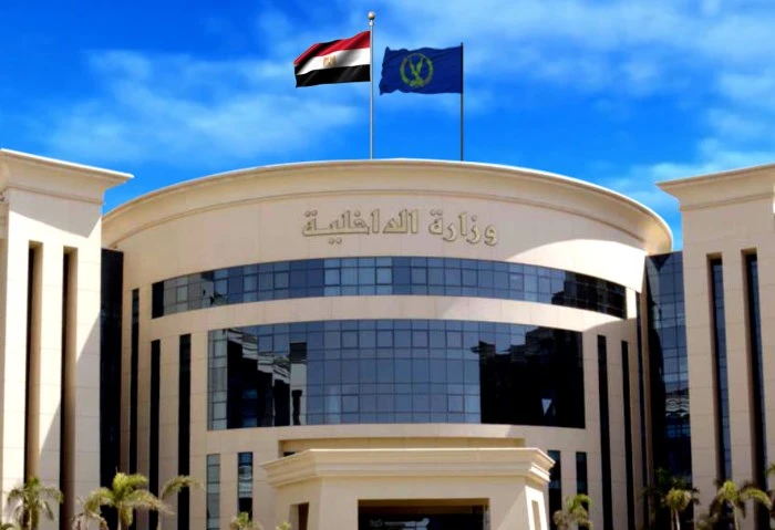 عاجل، الإفراج عن 3610 نزلاء من مراكز الإصلاح بمناسبة احتفالات أكتوبر (فيديو) أعلنت وزارة الداخلية في بيان رسمي الإفراج عن 3610 من المحكوم عليهم ممن