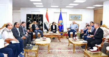 محافظ البحيرة تناقش خطة تطوير منظومة النظافة بالمحافظة بالتعاون مع الشركات المتخصصة تطوير منظومة الجمع السكني والإستغلال الأمثل لموارد المحافظ كتب حماده القط ضمن جهود محافظة البحير