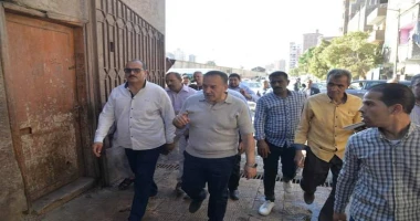 أسيوط سيد زعزوع محافظ أسيوط يتفقد سوق الباعة الجائلين خلف سور مصنع الغزل بحى شرق تفقد اللواء الدكتور هشام أبوالنصر محافظ أسيوط سوق الباعة الجائلين