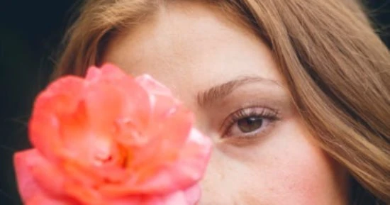 الحفاظ على رطوبة الجسم أمر ضروري لصحة البشرة والجسم بشكل عام، فهو يساعد في طرد السموم، وتحسين مرونة الجلد، وعكس آثار الشيخوخة، بدلا من الاعتماد على