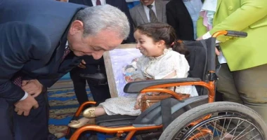 نماذج مشرفة من ذوي الهمم محافظ الغربية يستقبل الطالبة حبيبة صاحبة الموهبة والمهارة الفريدة في فن الرسم كتبمحمود شتا استقبل اللواء أشرف الجندي محافظ