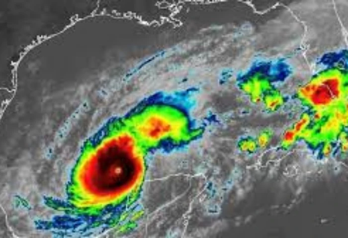 فلوريدا تحت رحمة الأعاصير، عاصفة نادين وإعصار ميلتون تهددان السكان تعيش ولاية فلوريدا في الولايات المتحدة لحظات مرعبة منذ أيام، إثر تعرضها لإعصار
