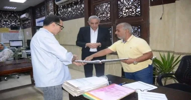 في جولة ميدانية موسعة محافظ الغربية يفاجئ المراكز التكنولوجية بطنطا لمتابعة معدلات الأداء بملف التصالح ويشدد على إنهاء ملفات التصالح كتبمحمود شتا قام