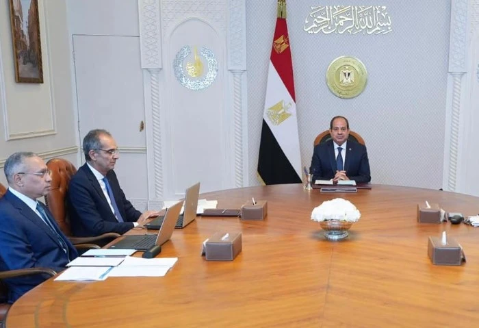 الرئيس السيسي يتابع جهود توفير بيئة مناسبة لتشجيع الاستثمارات العالمية اجتمع الرئيس عبد الفتاح السيسي مع الدكتور عمرو طلعت وزير الاتصالات وتكنولوجيا المعلومات، والفريق أحمد الشاذلي