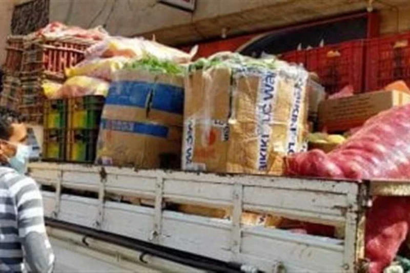 بسبب تحريك أسعار الوقود.. تجارية الإسكندرية: نولون نقل الخضروات والفاكهة ارتفع بنسبة 30 قال هاشم محمد هاشم، رئيس شعبة الخضر والفاكهة فى الغرفة التجارية المصرية بالاسكندرية، أن أسعا